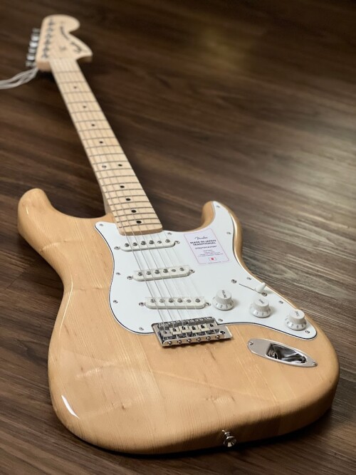 Fender Japan Traditional II 70s Stratocaster with Maple FB in Natural